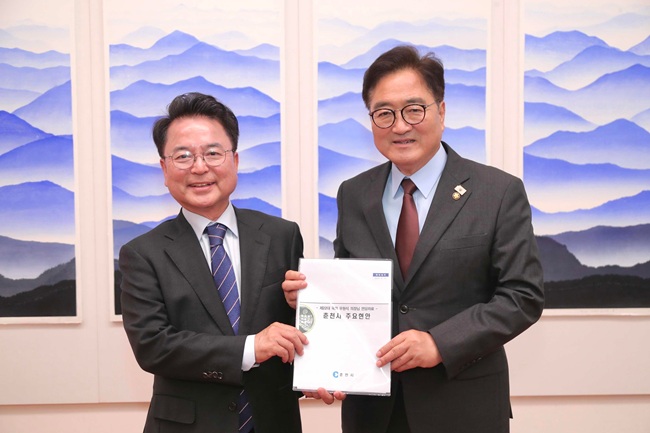 ▲ 육동한 춘천시장이 11일 국회를 찾아 '도시재생혁신지구' 조성을 비롯한 춘천 지역 현안 국비 지원을 요청했다. ⓒ춘천시