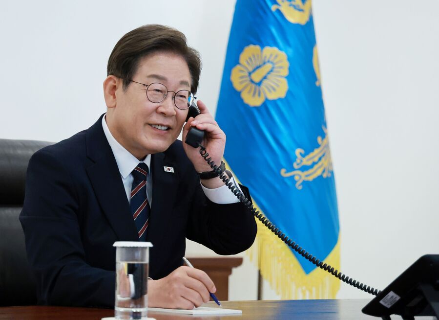▲ 이재명 대통령이 9일 서울 용산구 대통령실 청사 집무실에서 이시바 시게루 일본 총리와 전화 통화를 위해 수화기를 들고 있다. ⓒ뉴시스
