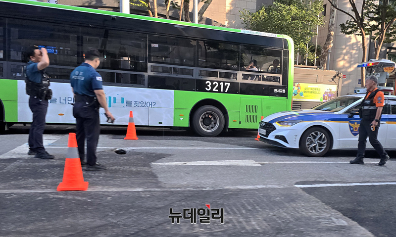 ▲ 11일 서울 강남구 대치동 강남경찰서사거리에서 땅 꺼짐이 발생해 경찰이 인근 도로를 통제하고 있다. ⓒ정상윤 기자