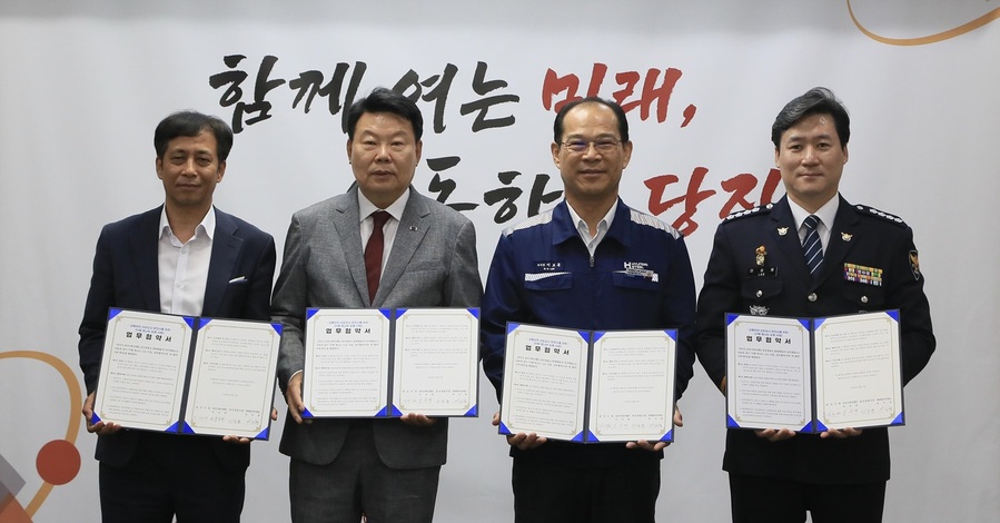▲ 현대제철 당진제철소는 11일 당진시청에서 ‘H형 빛나는 도로’ 사업 조성을 위한 기금을 전달했다. 전달식은 현대제철 이보룡 부사장, 당진시 오성환 시장, 당진경찰서 이승용 서장 등이 참석했다. ⓒ현대제철