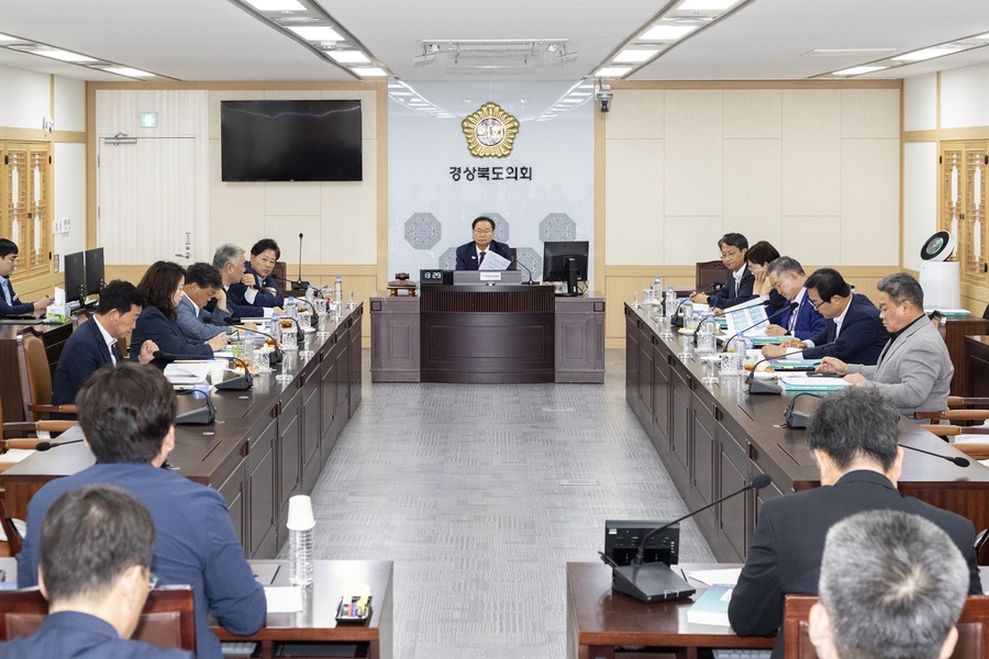▲ 경상북도의회(의장직무대리 최병준)는 제356회 제1차 정례회 기간 중인 6월 11일 의장단, 상임위원장, 예산결산특별위원장이 참석한 가운데 연석회의를 열어 제21대 대통령 대선공약과 관련해 경상북도 추진상황을 점검하고 주요 현안 사항을 논의했다.ⓒ경북도의회