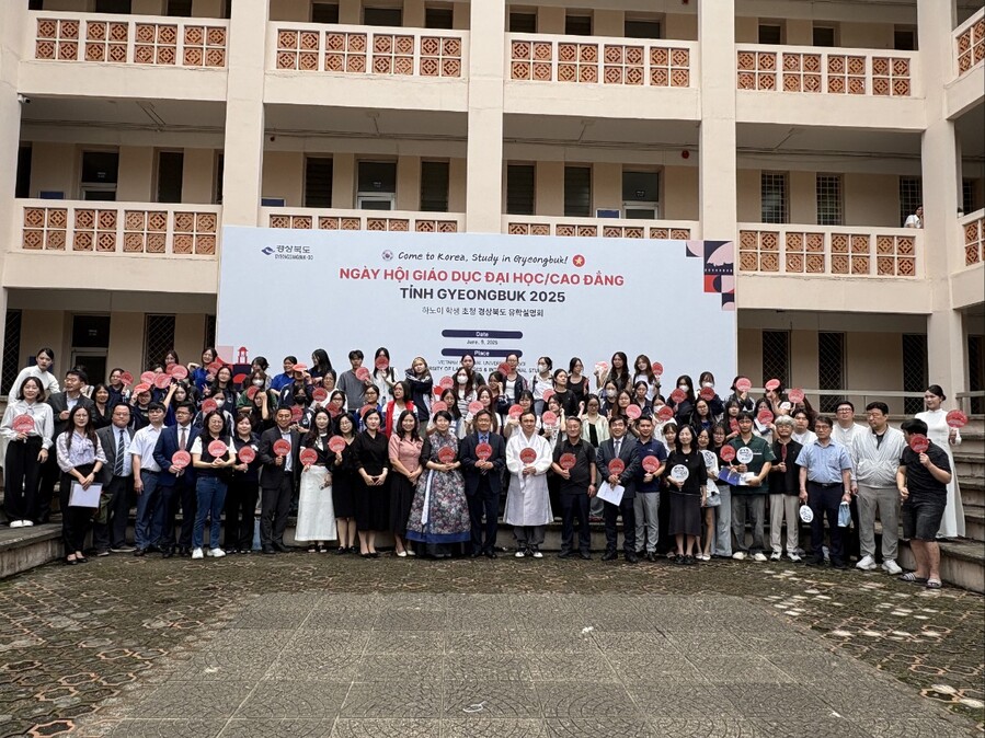 ▲ 경상북도는 9일 베트남 하노이 국립외국어대학교에서 베트남 하노이의 학생들을 대상으로 도내 12개 대학과 함께 ‘경상북도 하노이 외국인 유학생 유치설명회’를 열었다.ⓒ경북도