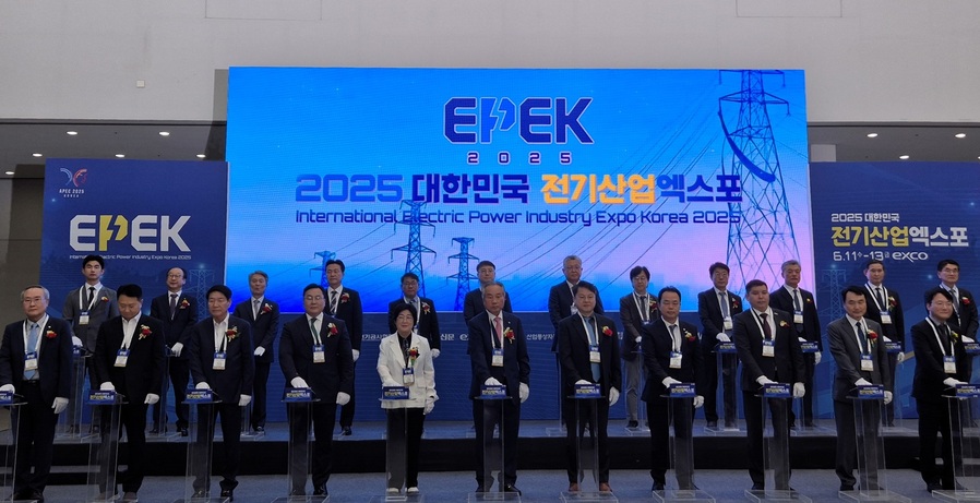 ▲ 경상북도는 11일 대구 EXCO에서 전기산업의 최신 동향과 미래 비전을 한눈에 볼 수 있는 ‘2025 대한민국 전기산업 엑스포’ 개막식을 열었다.ⓒ경북도