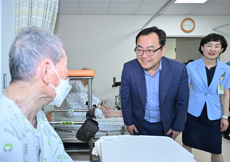 ▲ 홍성주 대구광역시 경제부시장은 호국보훈의 달을 맞아 6월 10일 오후 4시 대구보훈병원을 방문해 입원 치료 중인 국가유공자들을 위문하고 나라를 위한 희생과 헌신에 감사를 전했다.ⓒ대구시