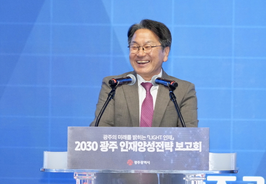 ▲ 강기정 광주광역시장이 11일 광주실감콘텐츠큐브(GCC) VX스튜디오에서 열린 ‘2030 광주 인재양성전략 보고회’에 참석해 인사말을 하고 있다.ⓒ광주광역시 제공