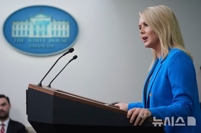 ▲ 캐롤라인 레빗 백악관 대변인이 정례브리핑에서 취재진 질문에 답하고 있다. 250611 AP/뉴시스. ⓒ뉴시스