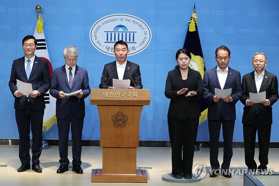 ▲ 더불어민주당 장경태(왼쪽부터)·민형배·김용민·강준현·김문수 의원이 11일 서울 여의도 국회 소통관에서 검찰청법 폐지법안, 공소청 신설법안 등 검찰개혁을 위해 발의한 법안들에 대해 설명하고 있다.ⓒ연합뉴스