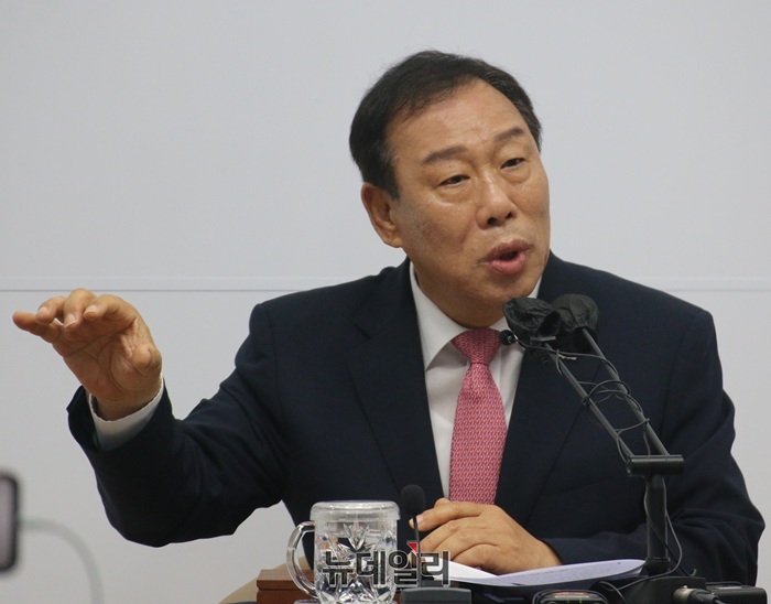 ▲ 최민호 세종시장은 11일 해양수산부의 부산 이전 추진에 대해 “행정수도의 정체성과 국정 효율성 측면에서 재고해달라”고 밝혔다. 최 시장은 이날 세종시청에서 기자회견을 열고 “해수부 이전 반대는 지역 이기주의가 아닌 행정 효율성 문제”라며 “행정기관은 한 도시에 모여 있어야 시너지가 발생하고, 분산될 경우 비효율이 크다”며 이렇게 말했다.ⓒ이길표 기자