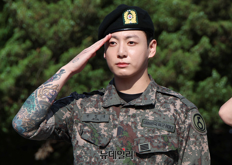 ▲ 군 복무를 마친 방탄소년단(BTS) 정국이 11일 오전 경기 연천군 연천공설운동장에서 열린 전역식에서 거수경례를 하고 있다. ⓒ서성진 기자