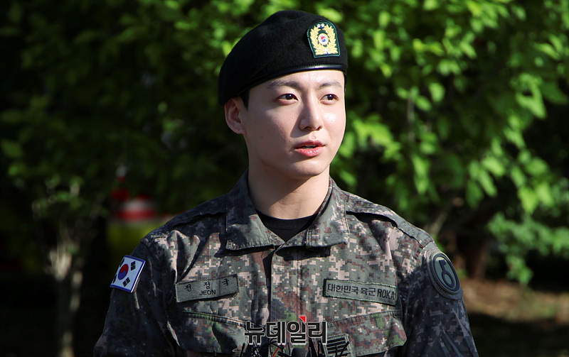 ▲ 군 복무를 마친 방탄소년단(BTS) 정국이 11일 오전 경기 연천군 연천공설운동장에서 열린 전역식에서 소감을 밝히고 있다.ⓒ서성진 기자