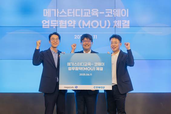 ▲ (왼쪽부터) 김순태 코웨이 경영관리본부장, 윤정훈 메가스터디교육 러셀학원사업본부장, 김명곤 코웨이라이프솔루션 대표이사가 기념촬영을 하고 있다.ⓒ메가스터디교육