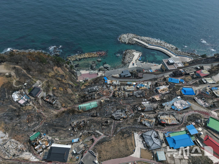 ▲ 10일 경북 영덕군 영덕읍 석리 어촌마을이 산불에 파괴돼 있다. ⓒ뉴시스
