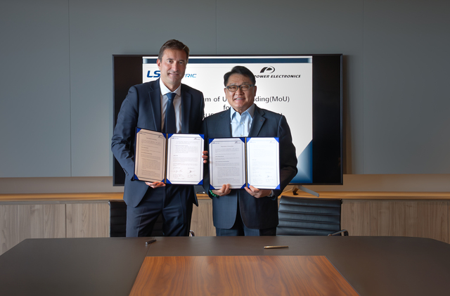 ▲ LS일렉트릭은 파워일렉트로닉스와 스페인 발렌시아에 위치한 파워일렉트로닉스 본사에서 글로벌 ESS(에너지저장장치) 전용 변압기 등 전력기기 공급 사업 협력에 관한 양해각서를 체결했다. 사진은 구자균 LS일렉트릭 회장(오른쪽)과 데이비드 살보(David Salvo) 파워일렉트로닉스 CEO(왼쪽) ⓒLS일렉트릭