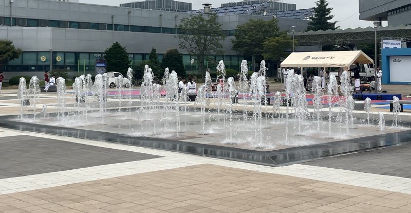 ▲ 충남도민체전 개막에 맞춰 조기 가동에 들어간 종합운동장 바닥분수.ⓒ천안시