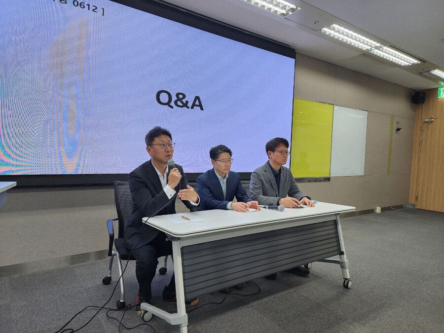 ▲ 왼쪽부터 김희섭 SK텔레콤 PR센터장, 임봉호 SK텔레콤 MNO사업부장, 류정환 SK텔레콤 네트워크인프라센터장ⓒ강필성 기자