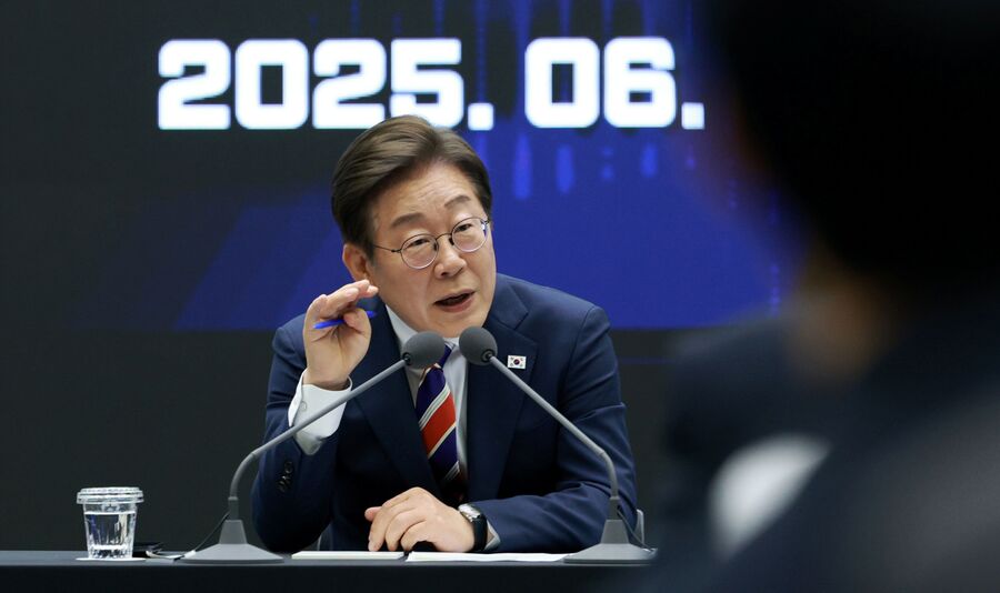 ▲ 이재명 대통령이 11일 서울 영등포구 한국거래소에서 열린 주식시장 불공정거래 근절을 위한 현장 간담회에서 참석자 질문에 답하고 있다. ⓒ뉴시스