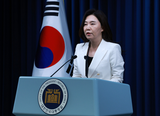 ▲ 강유정 대변인이 12일 서울 용산구 대통령실 브리핑룸에서 특검 관련 브리핑을 하고 있다. ⓒ뉴시스