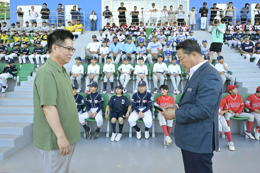 ▲ 순창군은 지난 11일 공설운동장에서 대한유소년야구연맹 이상근 회장에게 감사패 전달식을 가졌다 ⓒ 순창군