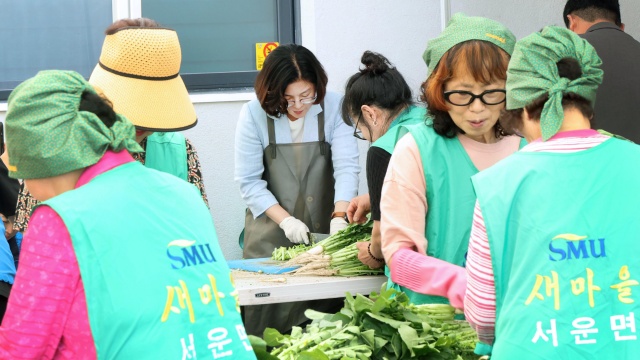 ▲ 서운면 새마을부녀회원들의 사랑의 열무김치 담기ⓒ안성시 제공