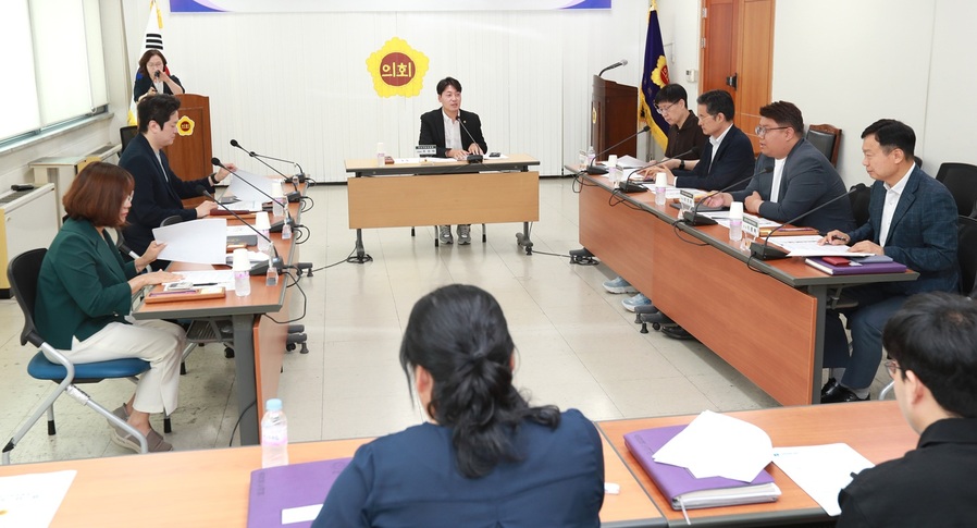 ▲ 충북도의회가 12일 도의회 회의실에서 제1차 홍보자문위원회를 개최해 홍보 방식, 콘텐츠 전략, 조직·예산 구조 등 현실적 과제를 점검하고 있다.ⓒ충북도의회