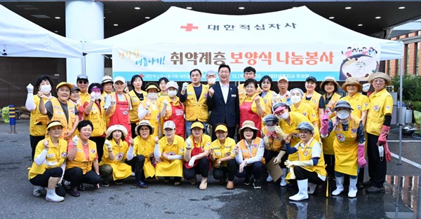 ▲ 대한적십자사 봉사회 중구지구 협의회가 주관한 ‘보양식 나눔 봉사’도 진행됐다. 
ⓒ중구