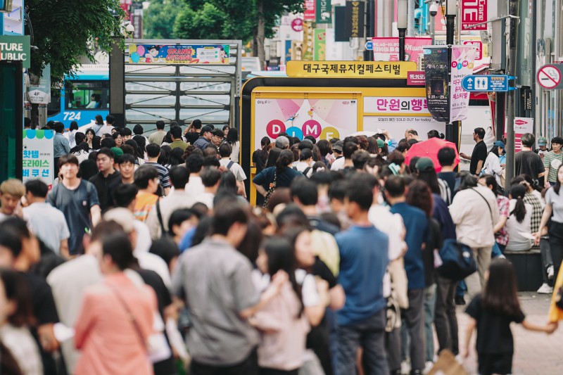 ▲ 지난 14일 제19회 DIMF '만원의 행복' 구매를 위해 줄을 선 모습.ⓒ대구국제뮤지컬페스티벌