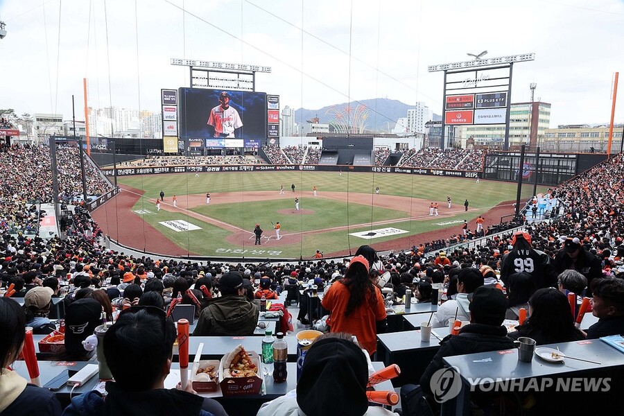▲ 한화가 24경기 연속 홈 경기 매진 신기록을 세웠지만, 올 시즌 총 관중수에서는 10개 팀 중 7위에 머물렀다.ⓒ연합뉴스