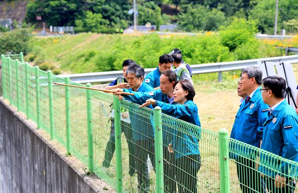 ▲ 송미령 농림축산식품부 장관이 충남 공주시 정안저수지를 방문해 여름철 집중호우에 대비한 관리실태와 집중호우 대비태세를 점검하고 있다. ⓒ농림축산식품부