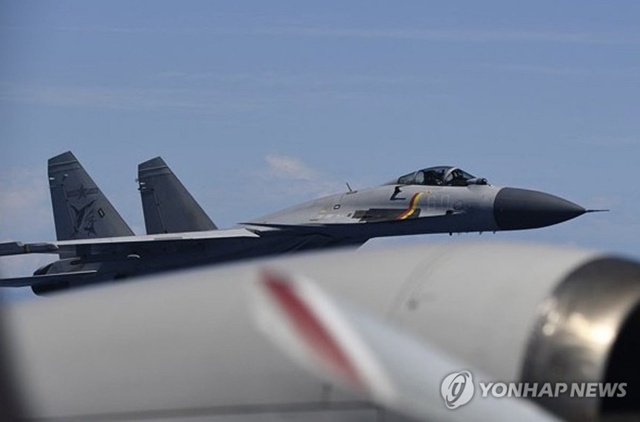 ▲ 자위대 초계기에 접근한 중국 J-15 전투기. 250608 일본 방위성 홈페이지 갈무리. ⓒ연합뉴스