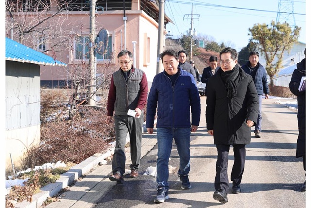 ▲ 김동연 경기도지사가 2024년 12월 23일 민북마을 종합지원 관련, 대성동마을 현장방문을 하고 있다. ⓒ경기도 제공
