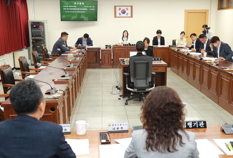 ▲ 충북도의회 2027하계세계대학경기대회 지원 특별위원회(위원장 안지윤)는 12일 제5차 회의를 열어 충북도로부터 대회 준비 상황을 보고받고 추진 과정에서 나타난 문제점을 논의했다.ⓒ충북도의회