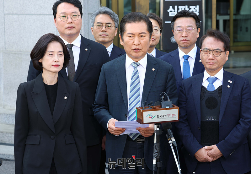 ▲ 윤석열 대통령의 탄핵심판 선고일인 4일 서울 종로구 헌법재판소에서 재판관 만장일치 의견으로 국회의 탄핵소추의결이 인용되자 국회 탄핵소추위원장인 정청래 법제사법위원장이 심판정 앞에서 발언하고 있다. 2025.5.4 (사진=공동취재단)