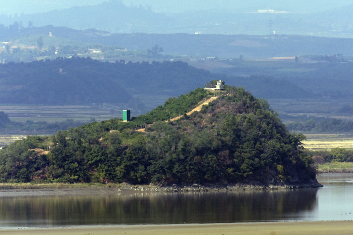 ▲ 경기도 파주시 오두산 통일전망대에서 바라본 북한 황해북도 개풍군 임진강변 일대에서 북한의 대남방송 스피커가 초록색 벽으로 둘러싸여 있다. ⓒ 연합뉴스 제공