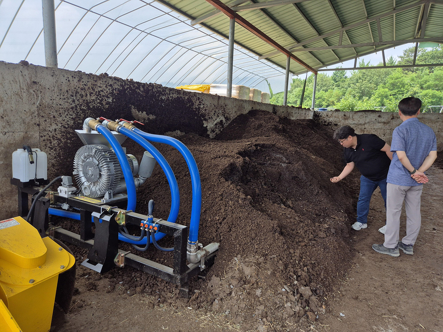 ▲ 대구광역시농업기술센터(소장 오명숙)는 지속 가능한 축산 기반 구축을 위해 가축분뇨 퇴비화 발효시스템 기술 보급 사업을 관내 축산농가를 대상으로 진행하고 있다.ⓒ대구시