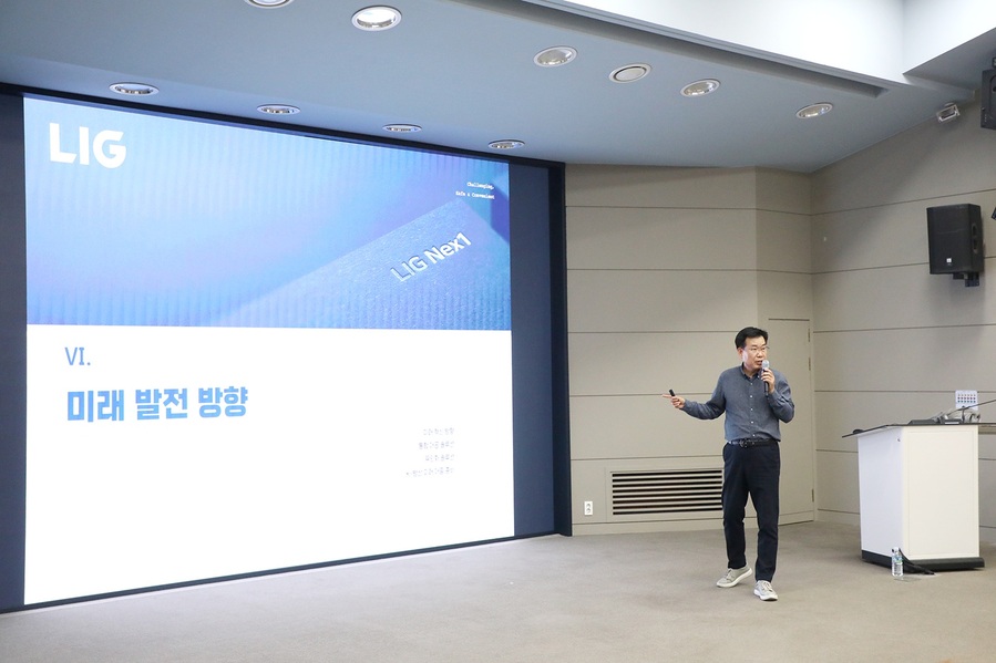 ▲ LIG넥스원 이건혁 생산부문장이 학생들에게 특강을 진행하고 있다.ⓒ영남이공대