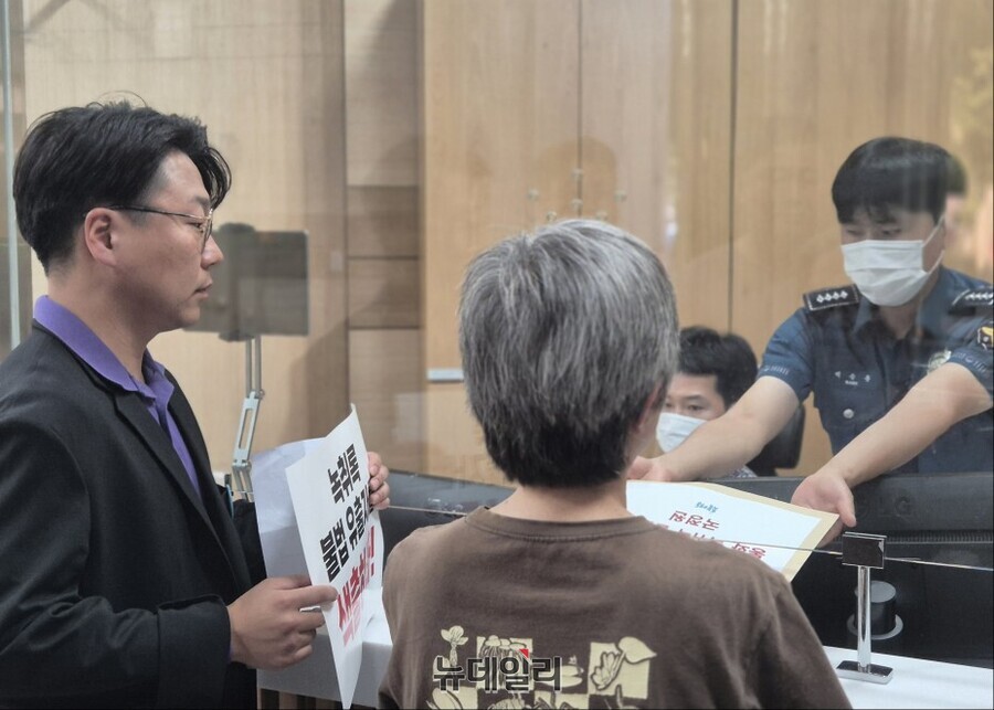 ▲ 구본기(왼쪽), 김은진 촛불행동 공동대표가 12일 서울 서대문구 경찰청 국가수사본부에 국정원 통화 녹취 불법 유출 의혹과 관련해 고발장을 제출하고 있다. ⓒ김상진 기자