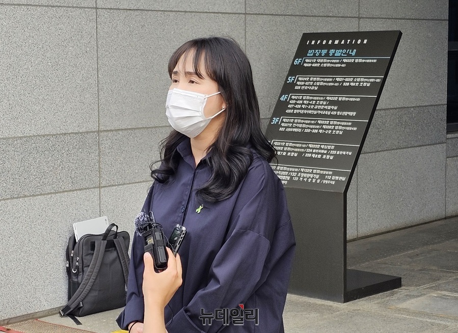 ▲ 청주 오송 지하차도 참사로 14명이 숨지고 16명이 다친 대형 인명 사고와 관련해 12일 중대재해처벌법 위반 혐의로 기소된 이범석 청주시장 등에 대한 첫 재판을 마친 뒤 한 유족이 기자들에게 입장을 밝히고 있다.ⓒ뉴데일리