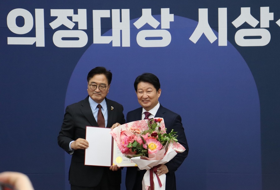 ▲ 권영진 의원(대구 달서구병, 국민의힘, 12·29 여객기 참사 특별위원회 위원장)이 오늘 오후 2시, 국회의사당 제4회의장(246호)에서 개최된 ‘제5회 대한민국 국회 의정대상’ 시상식에서 ‘여야협치 우수의원’으로 선정됐다.ⓒ권영진 의원실