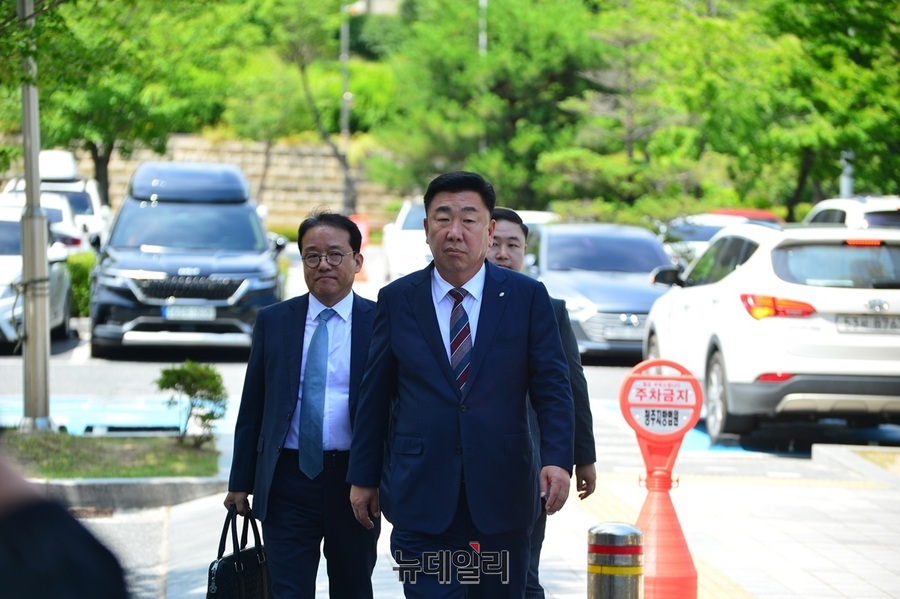 ▲ 충북 청주 오송 지하차도 참사로 14명이 숨지고 16명이 다친 대형 인명 사고와 관련해 중대재해처벌법 위반 혐의로 기소된 이범석 청주시장이 첫 재판에 앞서 재판을 받기 위해 변호인과 함께 법원에 들어서고 있다.ⓒ뉴데일리