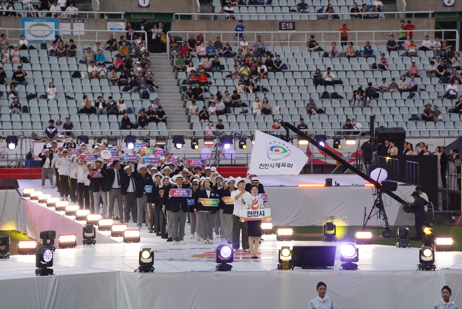 ▲ 2025년 제77회 충남도민체육회가 12일 천안종합운동장에서 개최된 가운데 천안시 선수단을 시작으로 15개 시군 선수단이 입장하고 있다.ⓒ충남도
