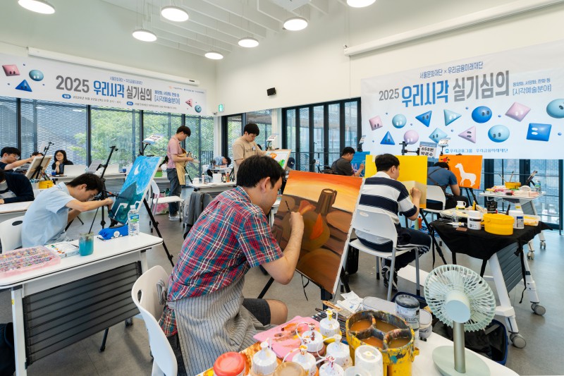 ▲ 지난달 진행한 '우리시각' 실기심의에서 작품에 열중하는 참가자 모습.ⓒ서울문화재단