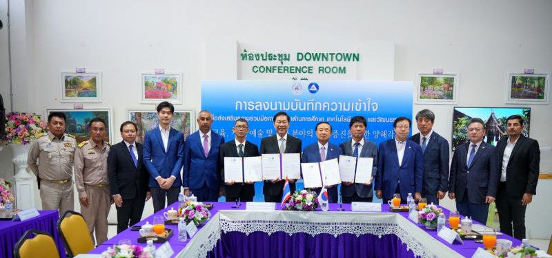 ▲ 백석대와 치앙라이시 관계자들이 MOU 체결 후 협약서를 들고 기념촬영을 하고 있다.ⓒ백석대