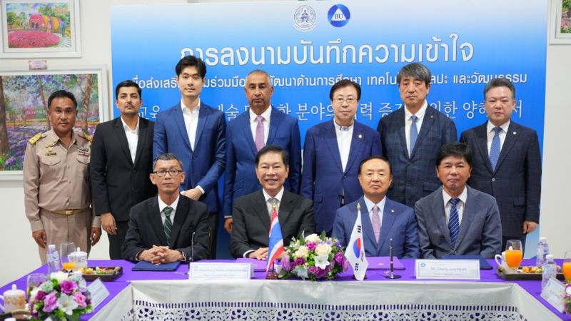 ▲ 백석대와 치앙라이시 관계자들이 MOU 체결 후 기념촬영을 하고 있다.(앞줄 왼쪽 두 번쨰 부터 완차이 총수따나마니 시장, 장종현 총장, 뒷줄 네 번째부터 아짜당 위셋웡사 부시장, 서울백석학원 양병희 이사장, 이계영 대외협력부총장)ⓒ백석대