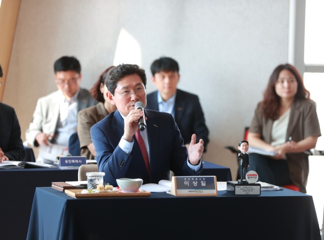 ▲ 이상일 용인특례시장이 12일 화성 전곡항 마리나클럽하우스에서 열린 ‘대한민국특례시시장협의회 2025년 상반기 정기회의’에서 발언하고 있다. ⓒ용인시 제공