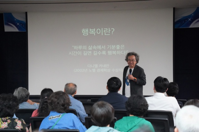 ▲ 12일 수원축협 대회의실에서 열린 ‘비전 토크’ 행사에서 문화심리학자 김정운 박사가 특강을 진행하고 있다. ⓒ수원축협 제공