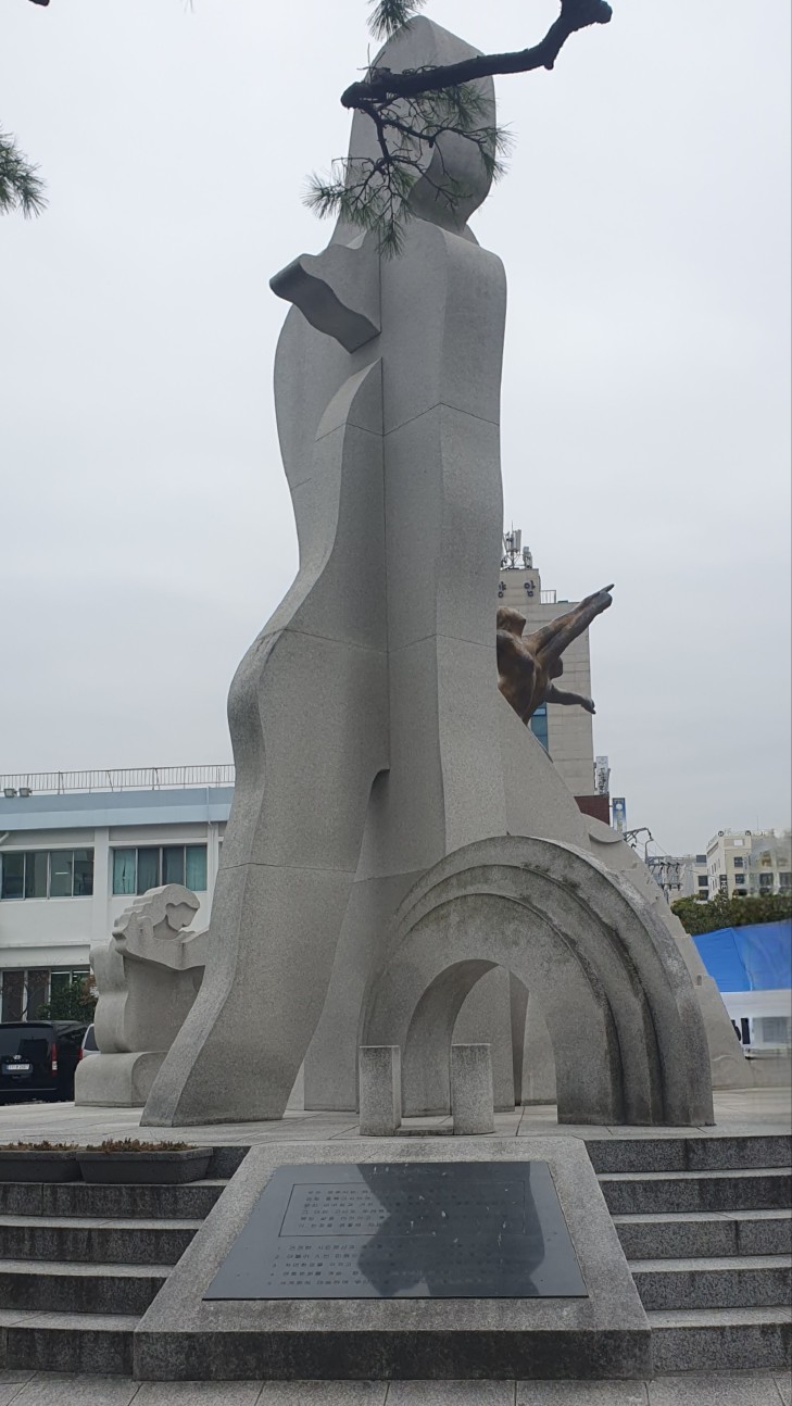 ▲ 제주시청 앞 어울림 광장에 설치된 조형물 ⓒ노재균 기자