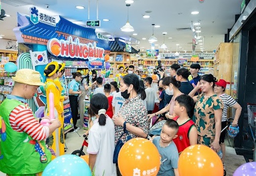 ▲ 충북도가 지난 12일 충북 농식품의 동남아시아 시장 확대를 위한 거점으로 충북 농식품 탐색매장(안테나숍)을 베트남 하노이에 개장하고 있다.ⓒ충북도