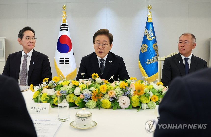 ▲ 이재명 대통령이 13일 서울 용산 대통령실에서 열린 경제6단체·기업인 간담회에서 발언하고 있다. 왼쪽부터 이재용 삼성전자 회장, 이 대통령, 정의선 현대차 회장. /연합뉴스