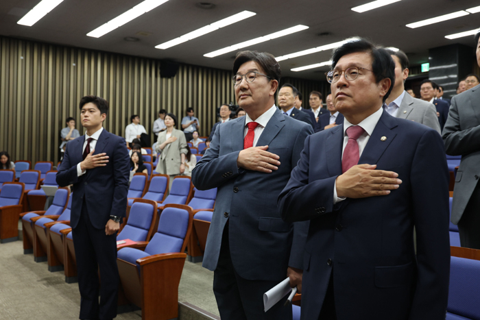 ▲ 김용태 국민의힘 비상대책위원장과 권성동 원내대표가 9일 서울 여의도 국회에서 열린 의원총회에서 국민의례를 하고 있다. ⓒ뉴시스