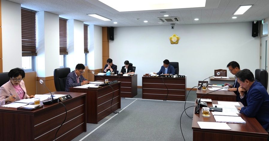 ▲ 영천시의회 산업건설위원회(위원장 김상호)는 지난 11일 제246회 제1차 정례회 제1차 회의를 열고 5건의 조례안을 심의·의결했다.ⓒ영천시의회
